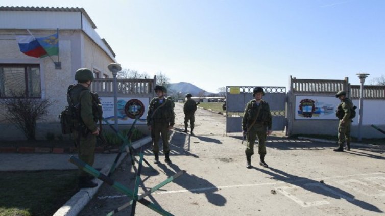 Руски военни превзеха украинската база във Феодосия в Крим