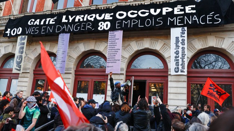 450 мигранти се самонастаниха в театър в Париж &ndash; над 3 месеца