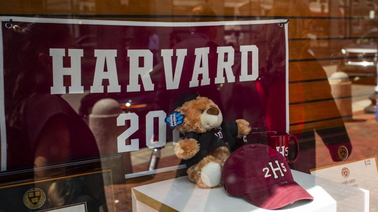 Пентагонът прекъсва връзките си с Харвард