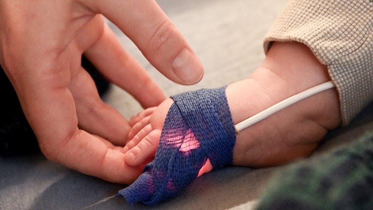 Над 600 бебета във Франция са станали жертви на сексуално насилие през 2014 г.