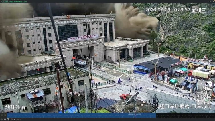 Внезапно наводнение помете стотици хора в Непал, има загинали ВИДЕО