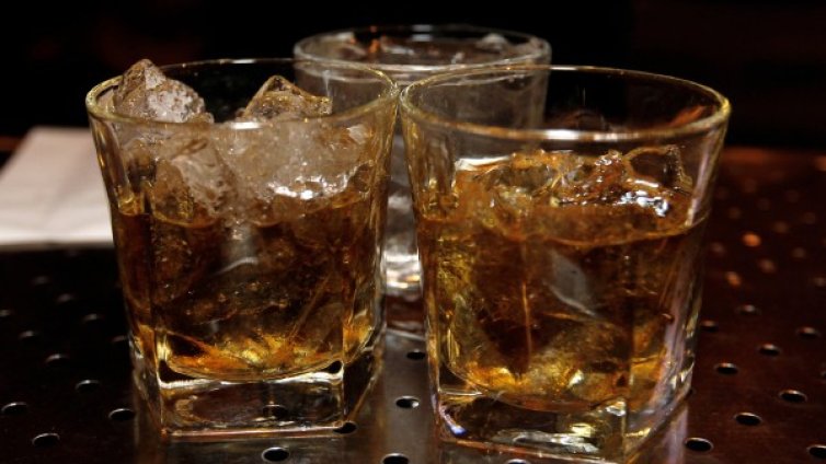 Ставаме ли по-забавни, като пием? Не и за околните