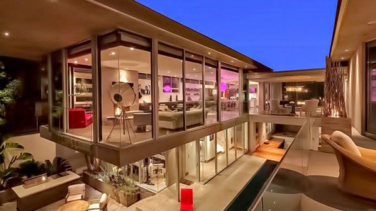 В бляскавия дом на диджей Авичи 