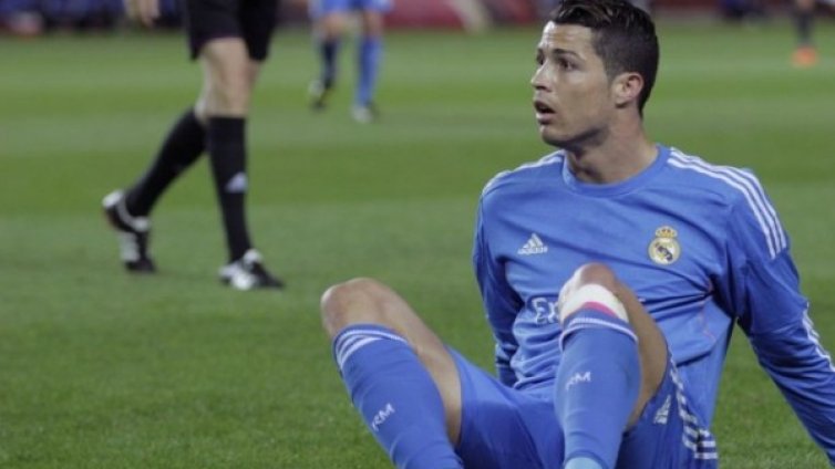 Роналдо играе с болки в коляното