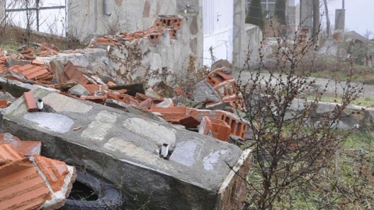 Майка заряза двумесечното си бебе в изоставена постройка