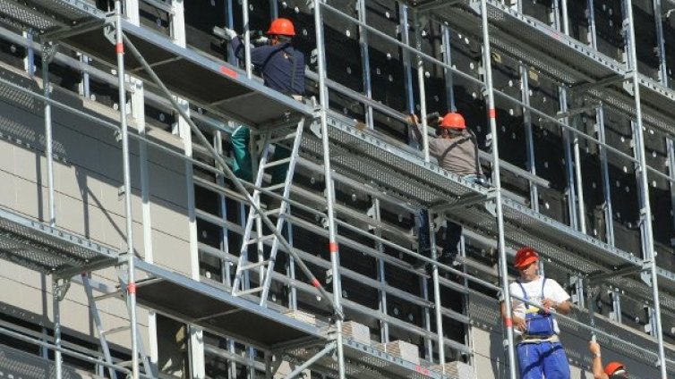 Хванаха 22 наши работници на черно на строеж във Франция
