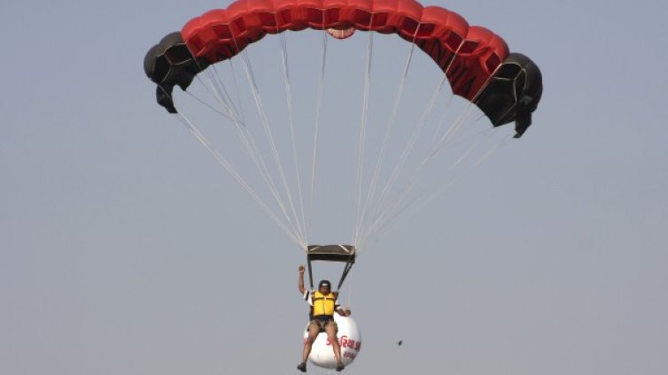 Парашутист се размина на сантиметри с метеорит