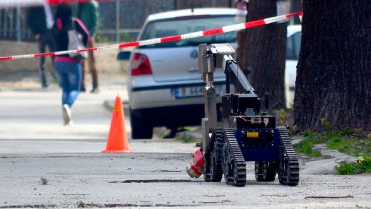 Съмнителен пакет върху кола отцепи район във Варна