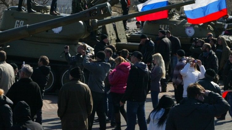 Демонстранти превзеха областната администрация в Донецк