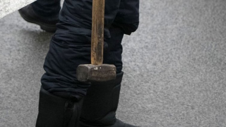 Мъж нападна три жени с чук в хотел в Лондон