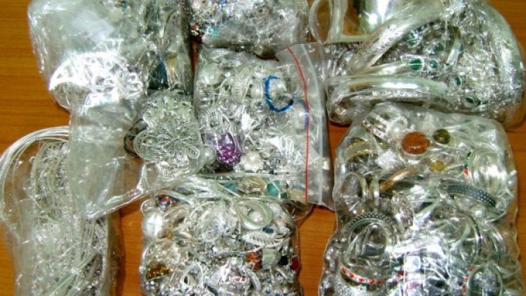 Контрабандни стоматологични инструменти и сребро пипнаха на Лесово