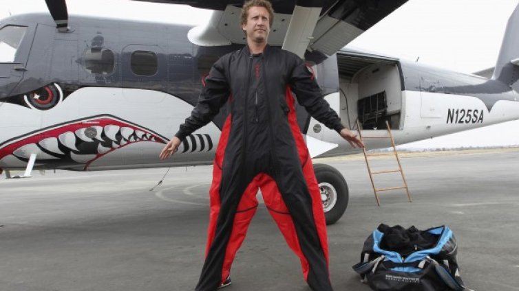 Discovery предава на живо първия в света скок от Еверест