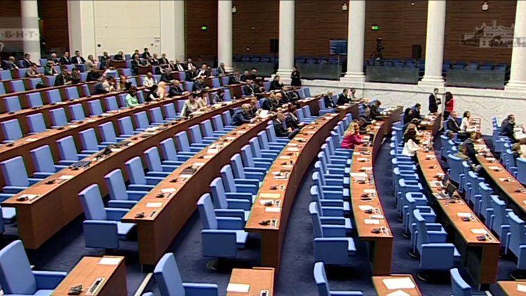 Драма в НС: Залата се изпразни, докато Костадинов сравняваше еврото с нацизма 