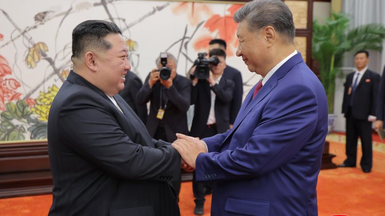 Китай готов да си сътрудничи тясно с КНДР