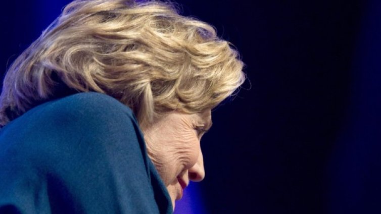 Жена метна обувка по Хилари Клинтън на конференция