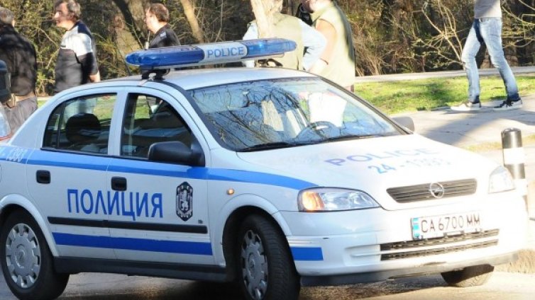 Полицаи охраняват барикадиралия се у дома Митков