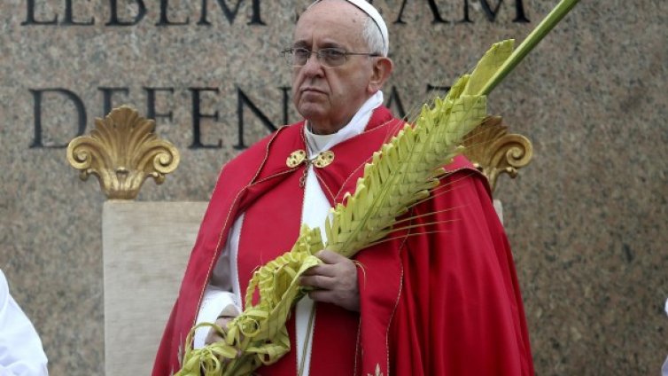 Папата позира за селфи на Палмова неделя