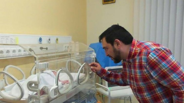 Устата горд татко на още една дъщеря