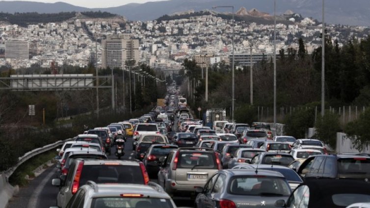 Полицаи дебнат по пътищата в Гърция и през нощта