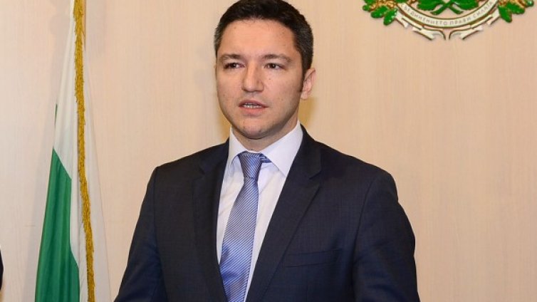 Пращаме още служители да издават визи в Русия и Украйна