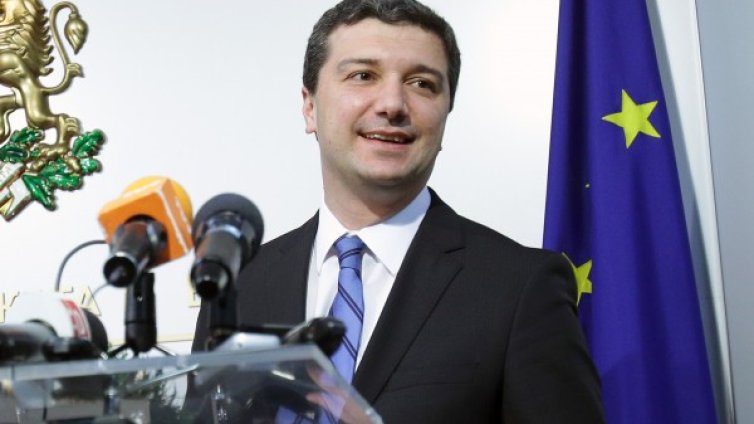 НЕК няма да фалира, зарече се Стойнев