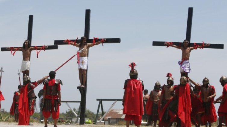 Разпънаха девет души на кръст във Филипините