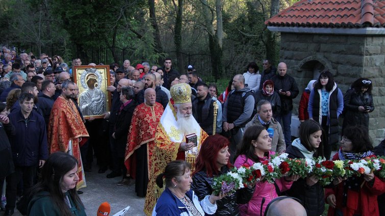 Вярващи последваха чудотворната икона на Света Богородица от Бачковския манастир 