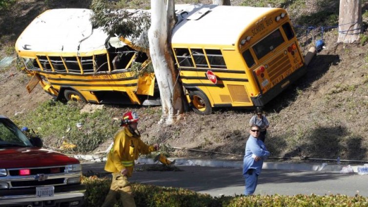 12 души пострадаха при катастрофа на училищен автобус в Калифорния