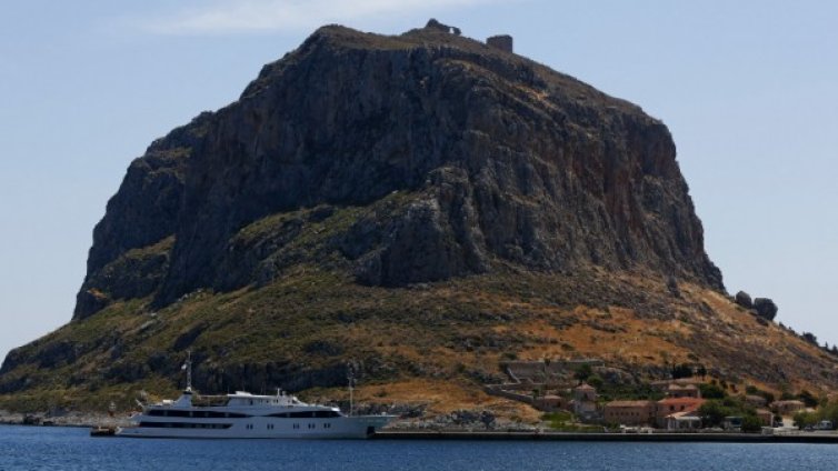 Гърци с вили, яхти, басейни искат социални помощи
