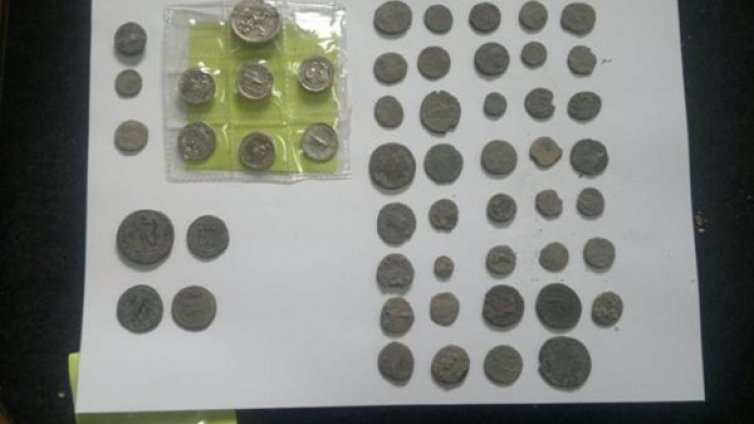 Митничари задържаха 53 антични монети