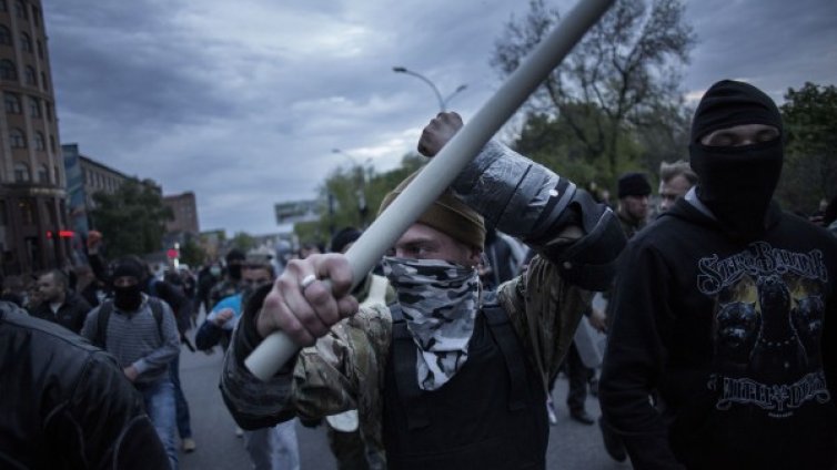 Няколко ранени при сблъсъци в Донецк