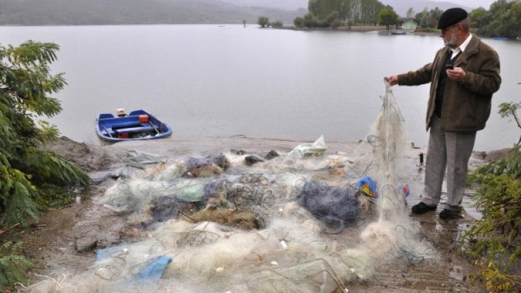 Иззеха 240 метра бракониерски мрежи от язовир "Съединение"
