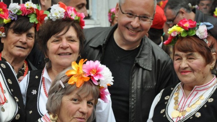 Борисов и Станишев с Facebook честитки за Гергьовден