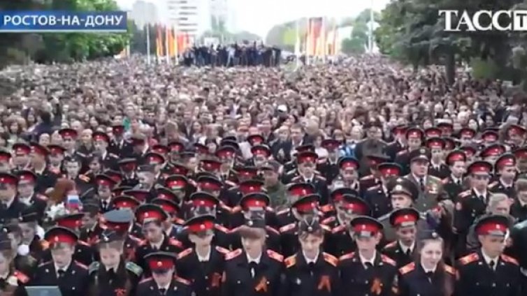 "День Победы" от гърлата на хиляди в Ростов на Дон
