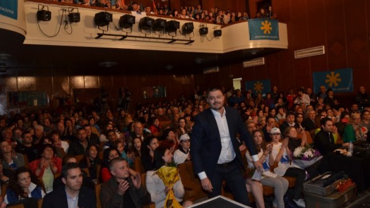 Бареков вади депутатите си от парламента