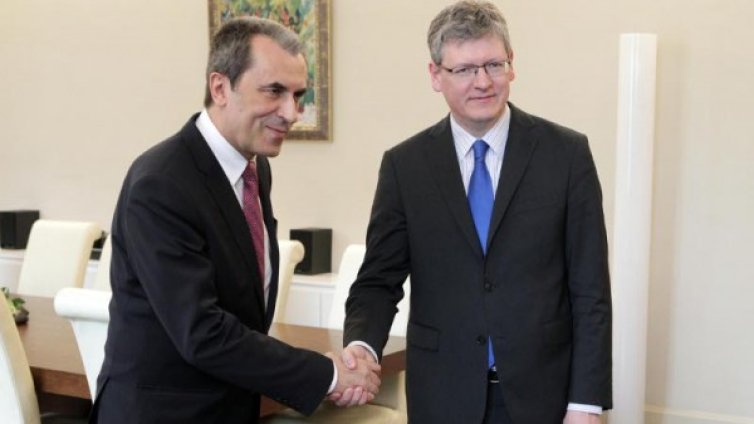 Еврокомисар хем ни хвали, хем ни критикува пред Орешарски 