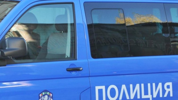 Дрогиран "паркира" в дърво край Ихтиман