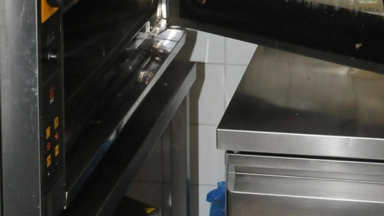 Приготвяли храна на депутатите с ръждясало оборудване 