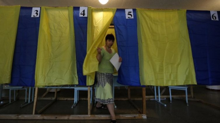 Украинците гласуват масово за нов президент