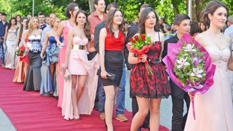 Абитуриентите от Велико Търново по червен килим