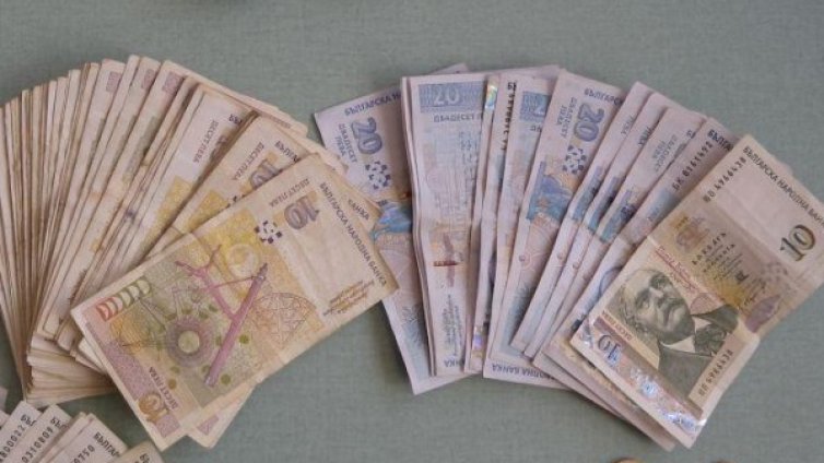 Полицията задържа двама крадци, отмъкнали 3800 лв. от дядо