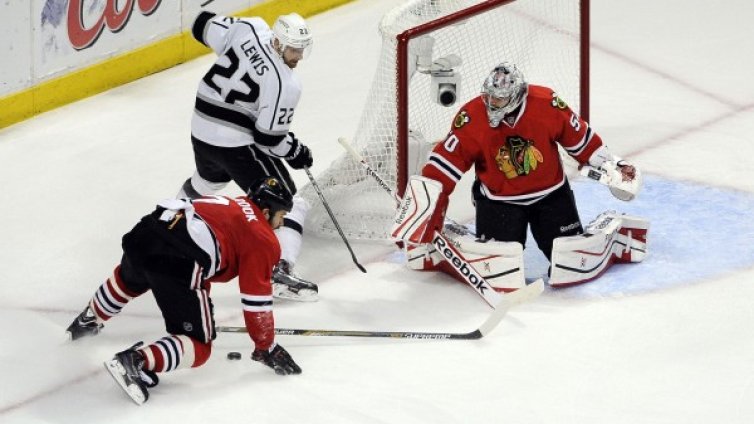 Хокей: Чикаго оцеля в драматична престрелка