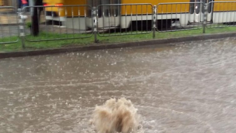Буря и порой затрудниха трафика в София 