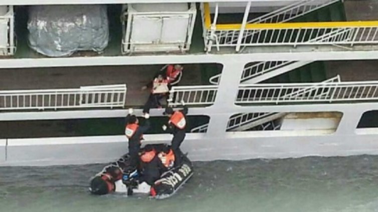 Водолаз умря в търсене на тела в потъналия южнокорейски ферибот