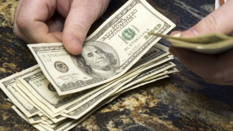 Калифорниец върна $125 000, изпаднали от бронирана кола 