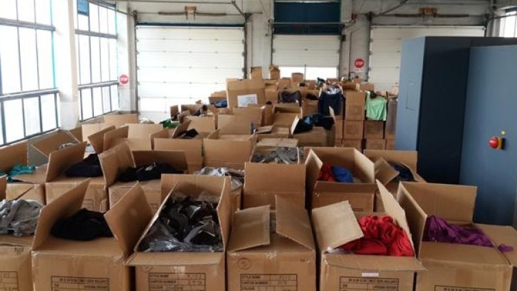 Задържаха над 55 хил. дрехи менте на митницата в Пловдив