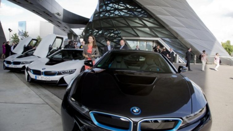 BMW стартира доставките на хибрида i8