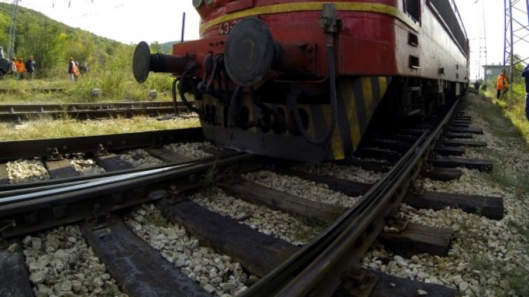 Влак блъсна кола на прелеза при Куртово Конаре