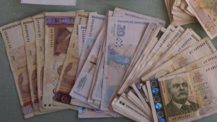 Откраднаха над 5000 лева от камион