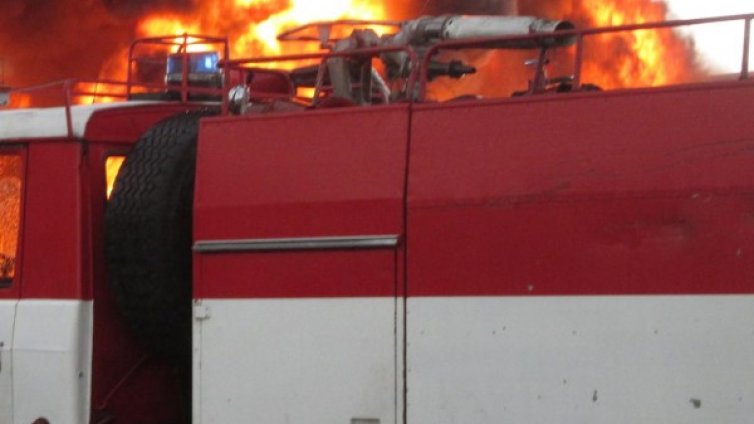 Почти е потушен пожарът в склад на "Арсенал" край с. Бузовград